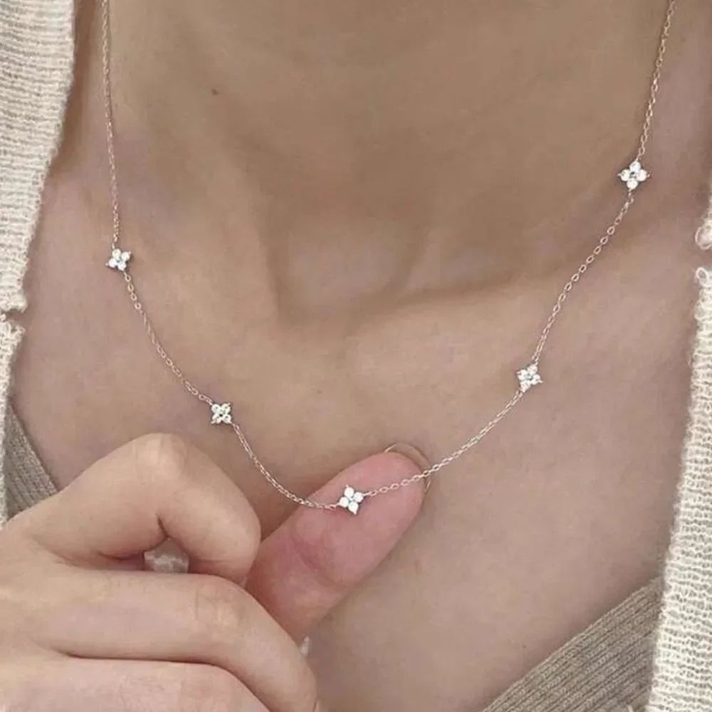 Elegant Silver Necklace with Floral Accents N828